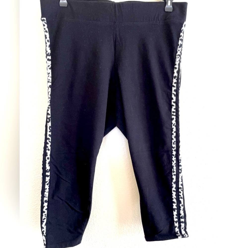 Torrid Black Capri Leggings With Animal Print Size 1 Plus